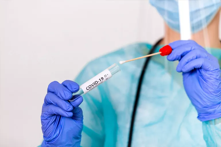 İngiltere'de  43 bin kişinin koronavirüs testinde yanlışlık yaptılar