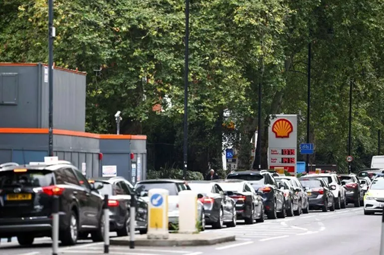 İngiltere'de benzin krizi devam ediyor! İstasyonların yüzde 10'unda yakıt yok