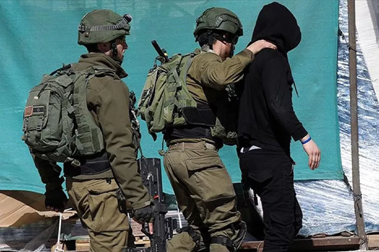 İşgalci İsrail 13 Filistinliyi gözaltına aldı