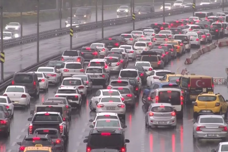 İstanbul'a yağmur yağdı trafik felç oldu