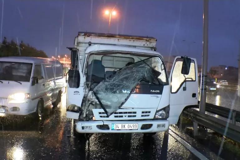 İstanbul'da yağmur yağdı trafik kazaları peş peşe geldi
