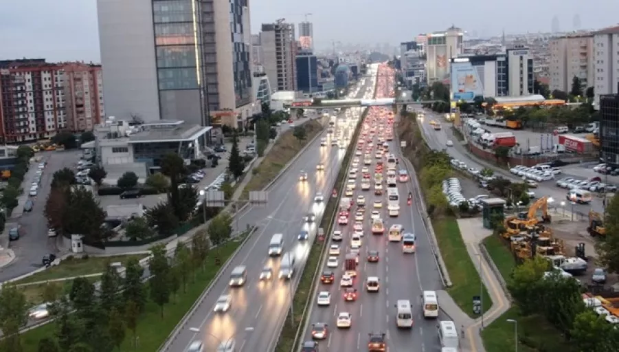 İstanbul'u yağmur vurdu trafik kilitlendi! Yüzde 70'i geçti