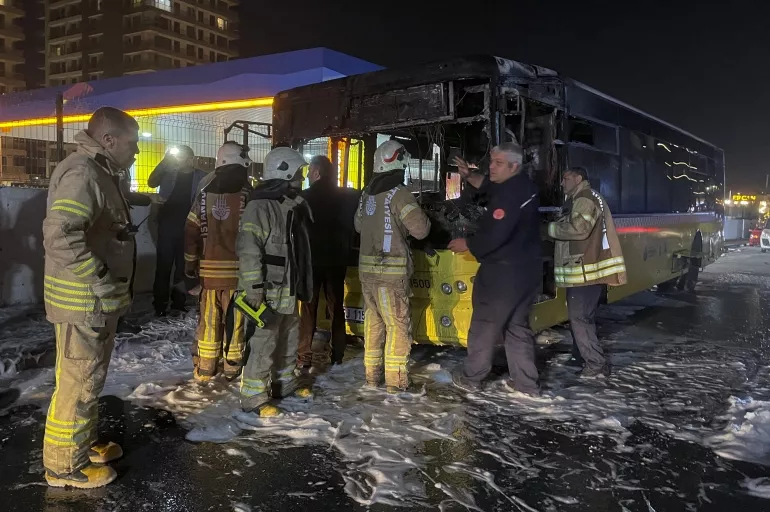 İstanbul’da park halindeki İETT otobüsü cayır cayır yandı