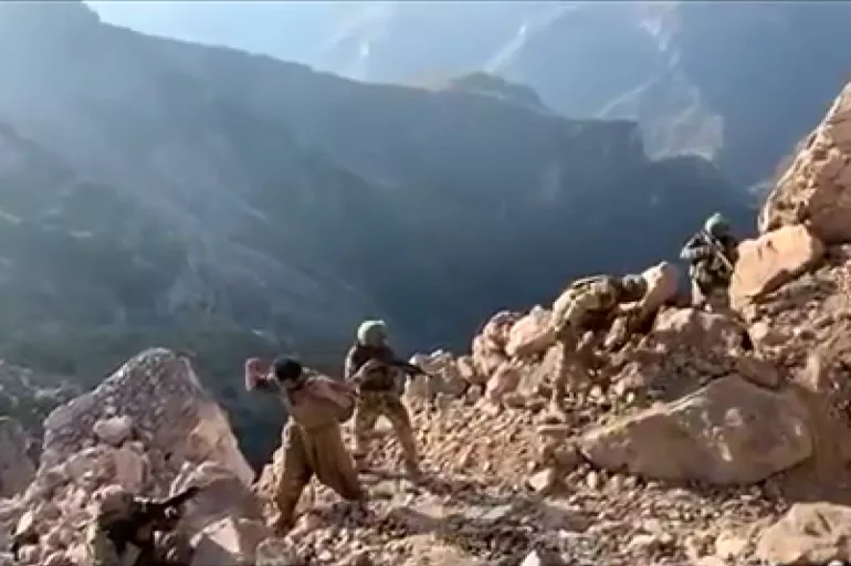 Komandolardan tepeye nokta operasyonu! 4 PKK'lı teslim oldu