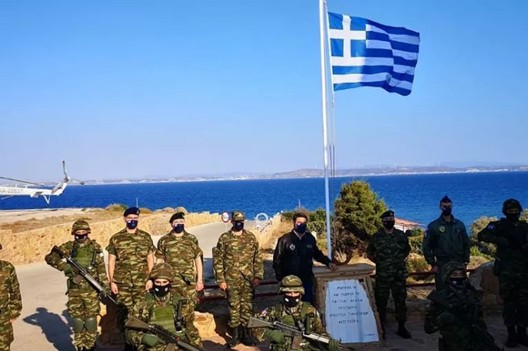 Koyun Adası'nda tatbikat yapan Yunan askerin İzmir'li pozu