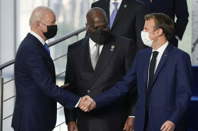 Macron Afrikalı liderin elini sıkmadı