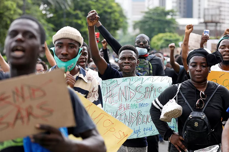Nijerya'da polis şiddeti karşıtı protestoculara göz yaşartıcı gaz ile müdahale