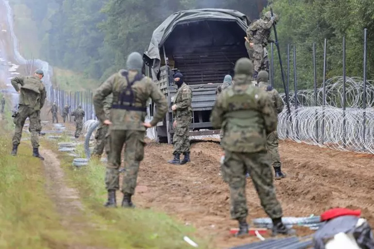 Polonya göçmenlerin geçişini önlemek için Belarus sınırına duvar örecek