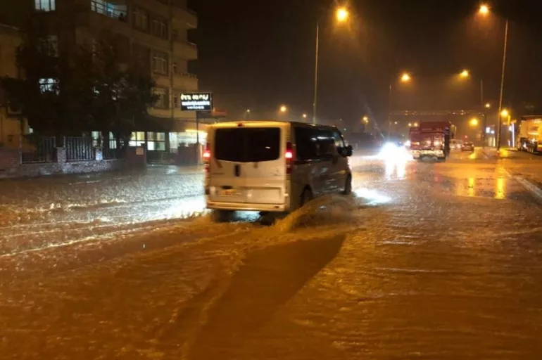 Rize'de şiddetli yağış caddeleri göle çevirdi