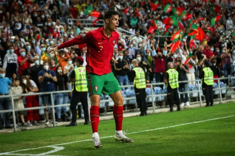 Ronaldo tarihe geçti, Portekiz farka koştu