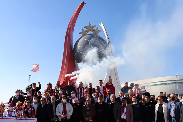 Sivasspor, stadyumun yanına yaptırdığı anıtın açılışını gerçekleştirdi