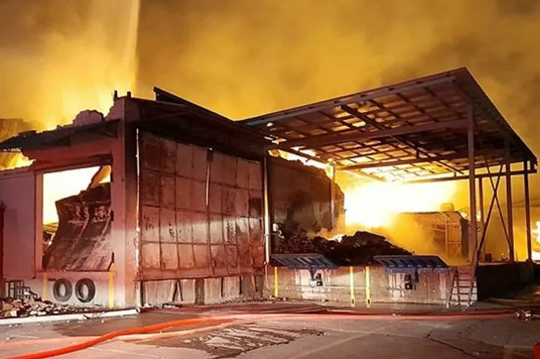 Son dakika: Esenyurt'ta kağıt fabrikasında yangın