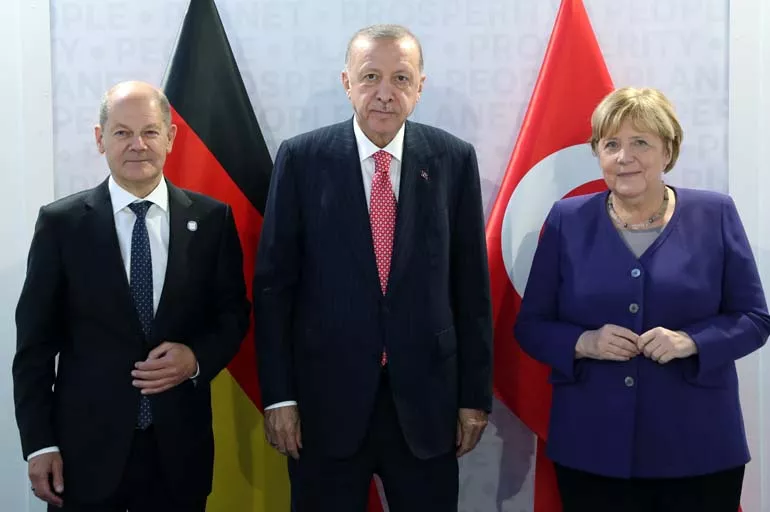 Angela Merkel, Cumhurbaşkanı Erdoğan'la görüşmeye halefiyle geldi