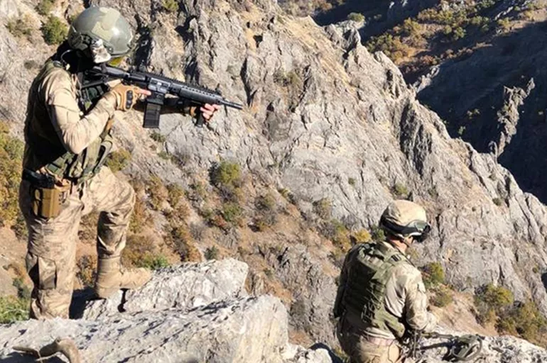 Son dakika: PKK/KCK terör örgütü mensubu 12 terörist silahlarıyla birlikte imha edildi