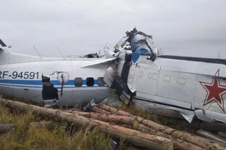 Son dakika: Rus uçağı Tataristan'da yere çakıldı! Çok sayıda ölü ve yaralı bulunuyor