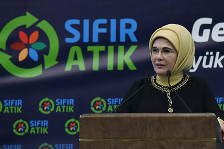 Sputnik Türkiye, Emine Erdoğan hakkındaki yalan haberleri için özür diledi! Halk TV üç maymunu oynuyor