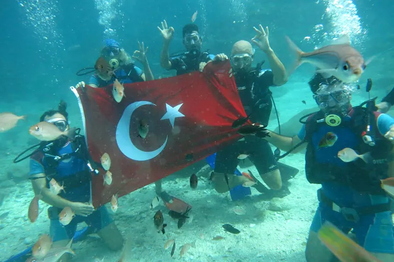 Su altında Türk Bayrağıyla Cumhuriyet Bayramı kutlaması