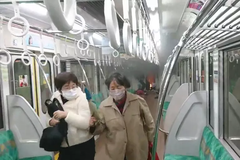 Tokyo'da banliyo treninde bir adam yolculara bıçakla saldırıp treni ateşe verdi