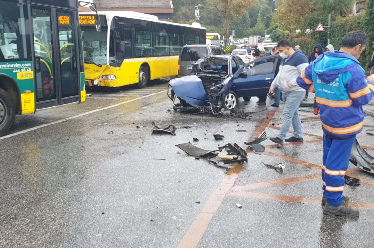 Üsküdar'da İETT otobüsüyle otomobil kafa kafaya çarpıştı