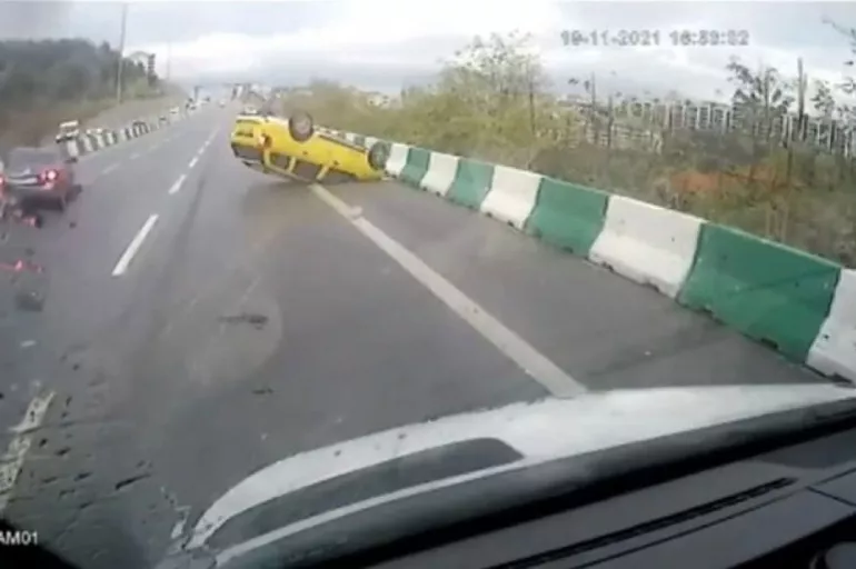 Bursa'da feci kaza! Kayan otomobilin çarptığı taksi takla attı