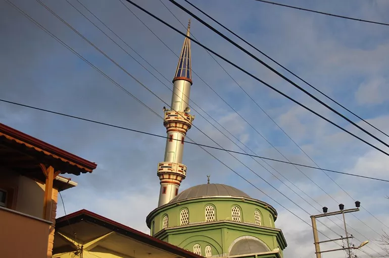 Caminin minaresi fırtınaya dayanamadı! Mahalle sakinleri tahliye edildi