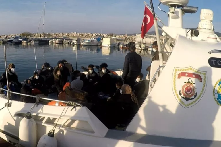 Çanakkale'de Yunanistan tarafından Türk kara sularına itilen göçmenler kurtarıldı