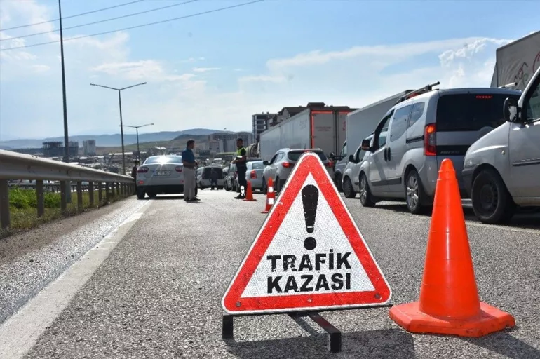 Eskişehir'de tırla çarpışan otomobilin sürücüsü hayatını kaybetti