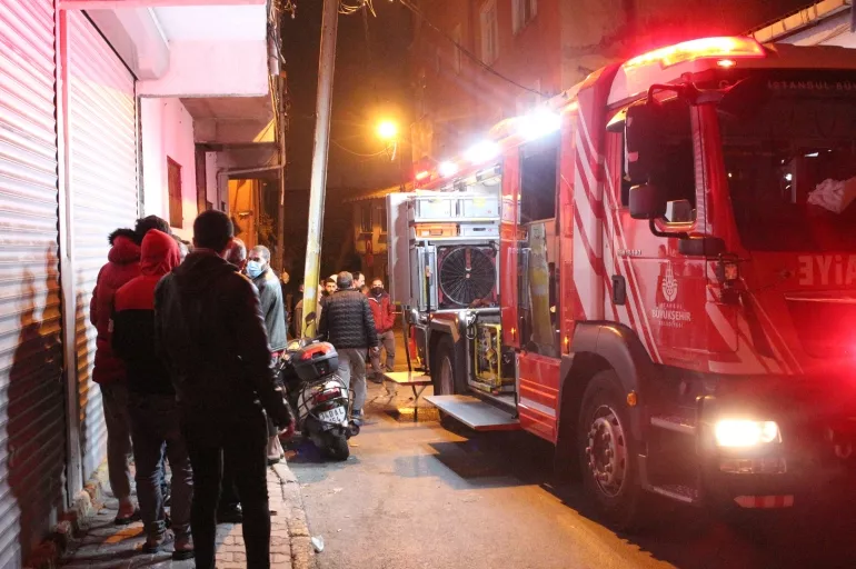 Ev sahibi ile tartışan Suriyeliler, iki gecekonduyu ateşe verdi