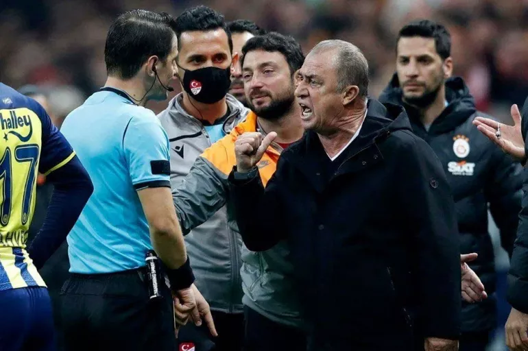 Galatasaray Teknik Direktörü Fatih Terim kırmızı kartla oyun dışı kaldı