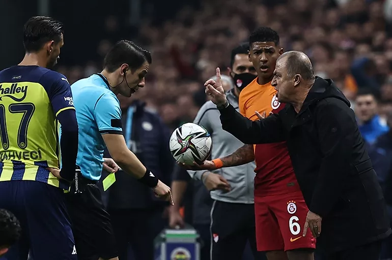 Galatasaraylı eski golcüden derbi hakemine destek, Mesut Özil'e tepki