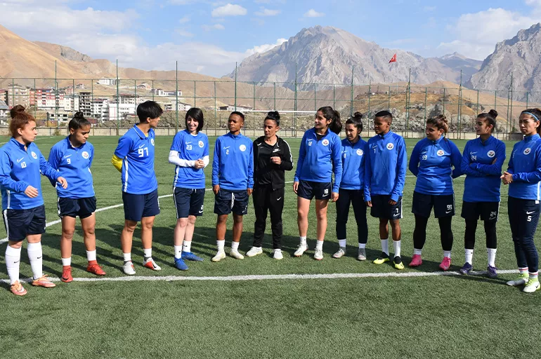 Hakkari'de kadın futboluna yoğun ilgi heyecan yarattı!