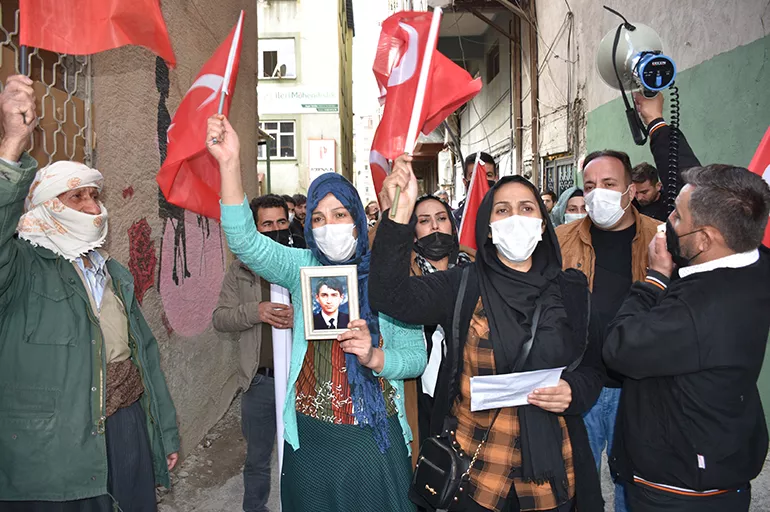 Hakkari'deki terör mağduru aileler HDP'den evlatlarını istedi