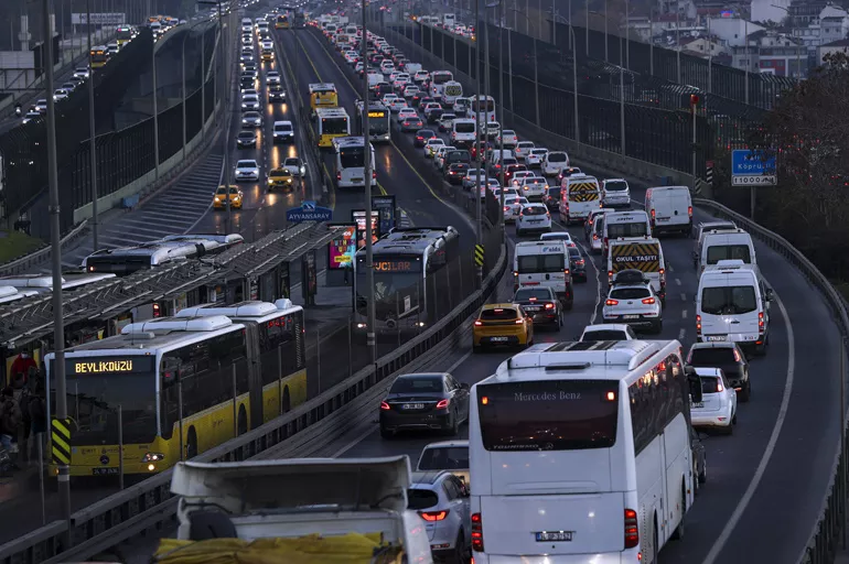İstanbul'da ara tatilin ardından ilk iş gününde trafik yoğunluğu yaşanıyor