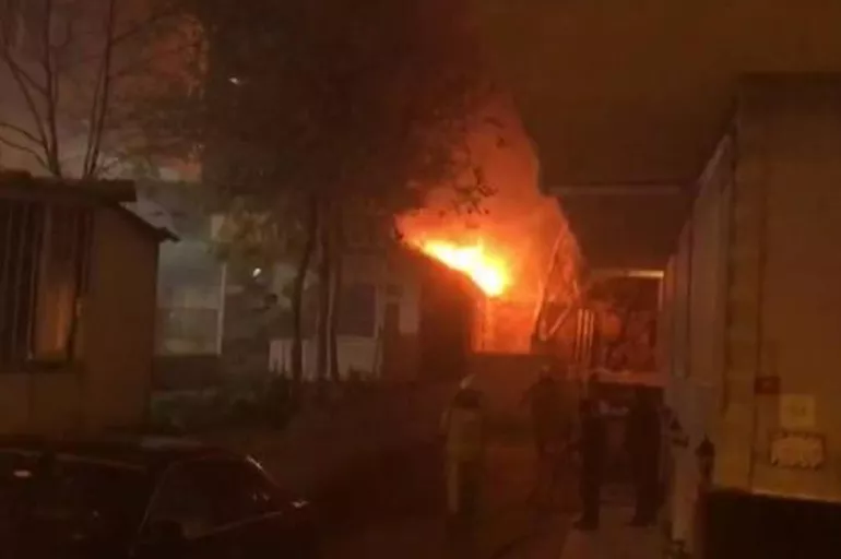 İstanbul'da korkutan yangın! Alevler bir anda yükseldi