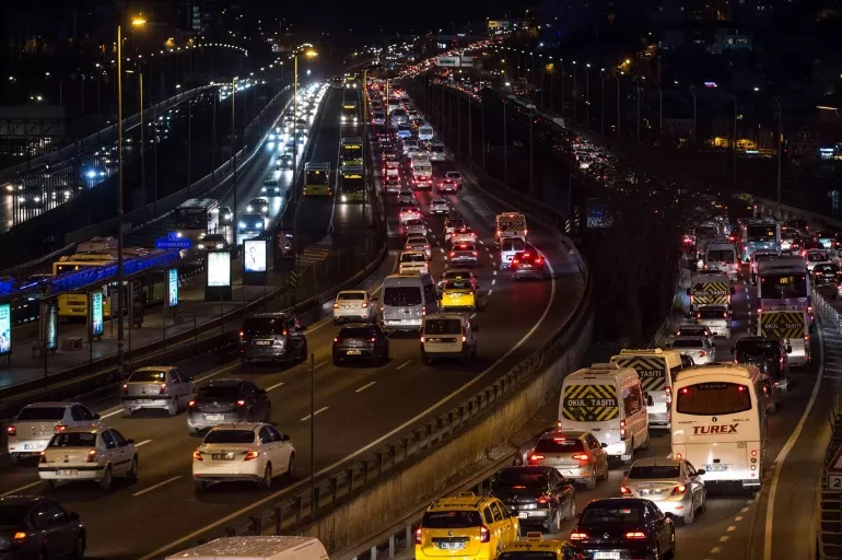 İstanbul'da trafik felç! Yoğunluk yüzde 65'i aştı
