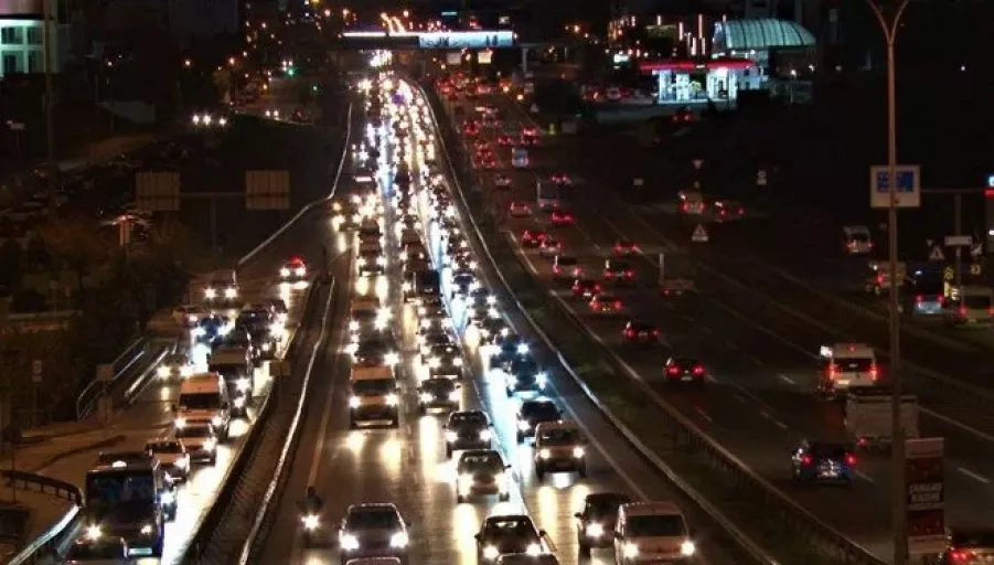 İstanbul yeni haftaya yoğun bir trafikle başladı! İşte haftanın ilk günü trafik durumu