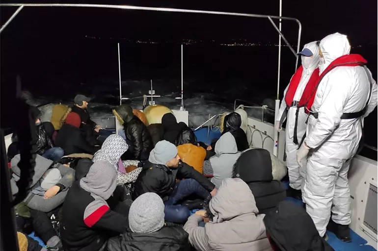 İzmir açıklarında 61 göçmen kurtarıldı