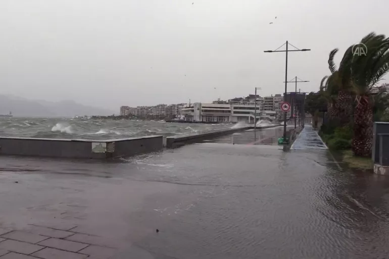 İzmir'de şiddetli fırtına! Deniz taştı, seferler iptal oldu