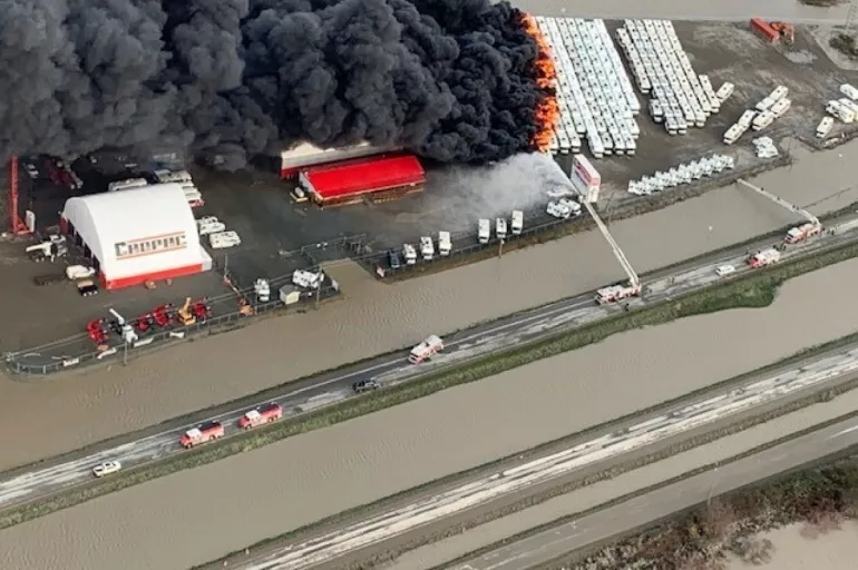 Kanada'da felaketler zinciri: Sel ve yangın bir arada