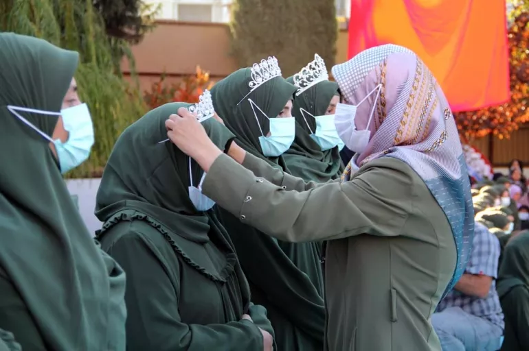 Kırıkhan'da gurur tablosu: Tam 116 hafize törenle taç giydi
