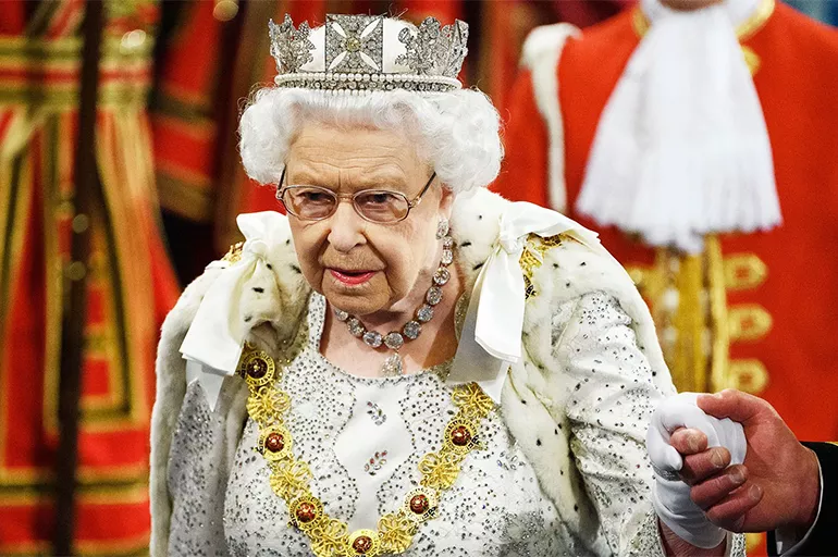 Kraliçe Elizabeth hastalığının ardından geri dönüyor
