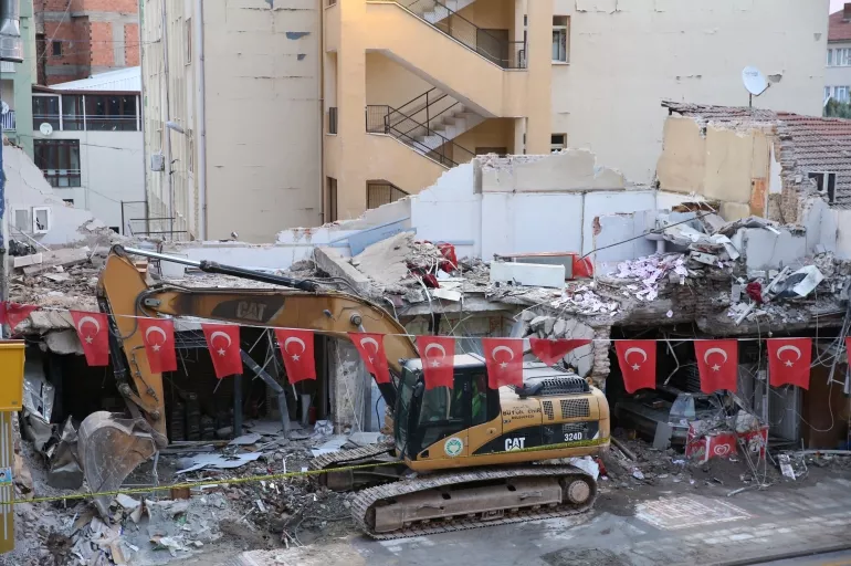 Malatya'da iki katlı bina çöktü! Kolonu kesen 4 kişi için hesap zamanı