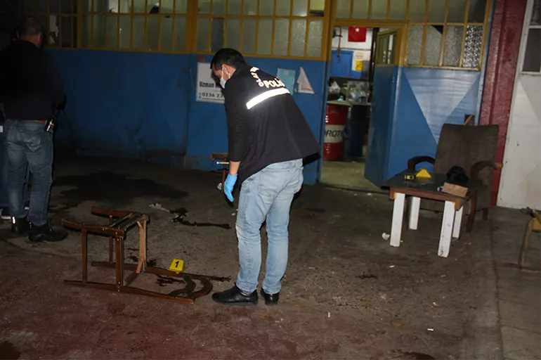 Manisa'da bıçaklı kavgada bir kişi yaralandı