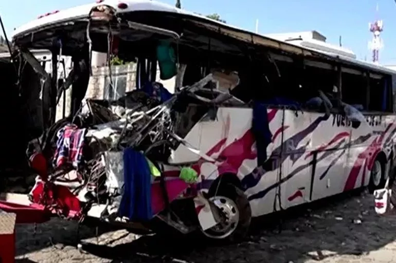 Meksika'da freni arızalanan otobüs evlere daldı 19 kişi öldü