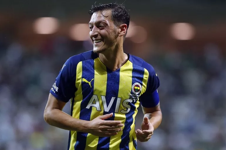 Mesut Özil'den Fenerbahçe taraftarına beklenmedik çağrı
