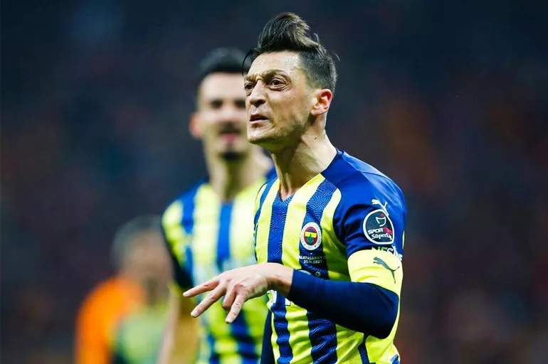 Mesut Özil'den Fenerbahçe'ye kötü haber! Derbiye damga vurmuştu