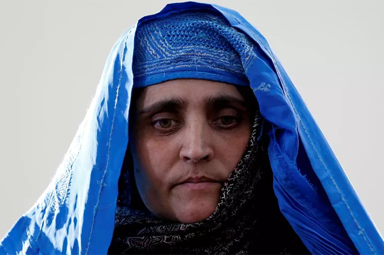 National Geograpich'in ünlü Afgan kızı Taliban'dan kaçtı