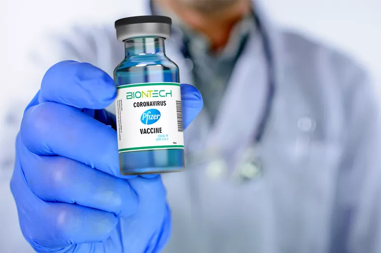 Pfizer CEO'sundan aşı karşıtlarına sert sözler: Suç işliyorlar
