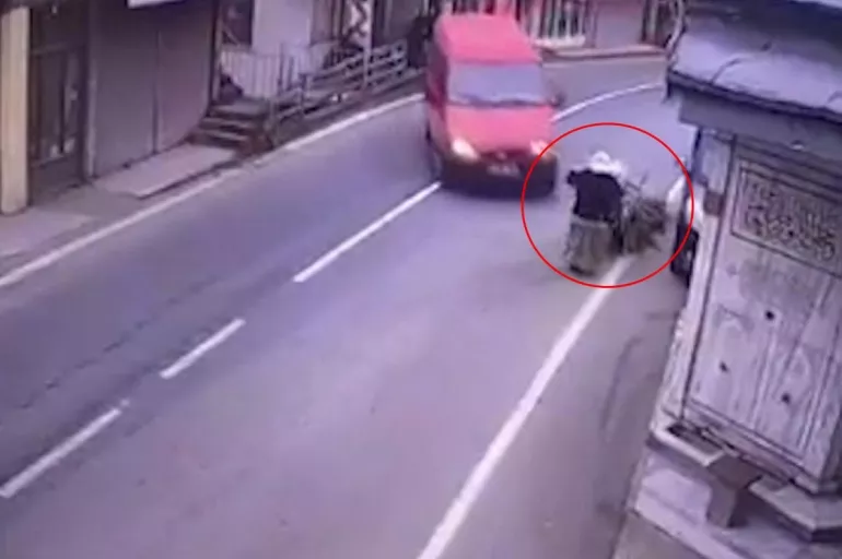 Rize'de feci kaza! Minibüs kadını ezdi geçti