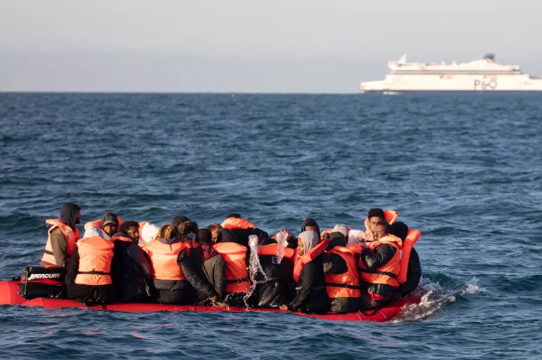 Son dakika: İzmir'de Türk kara sularına itilen 30 düzensiz göçmen kurtarıldı